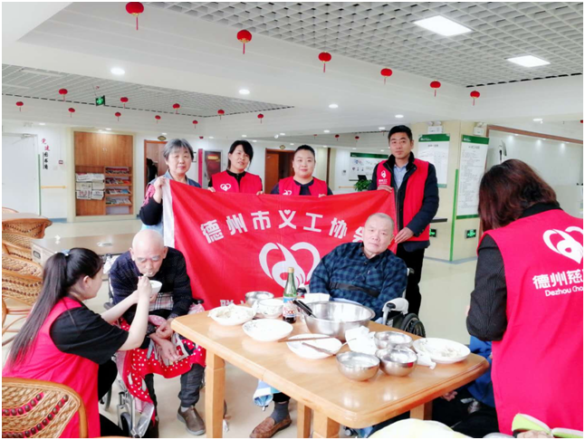 聯興愛心義工團為福樂多康養中心老人慶冬至送水餃